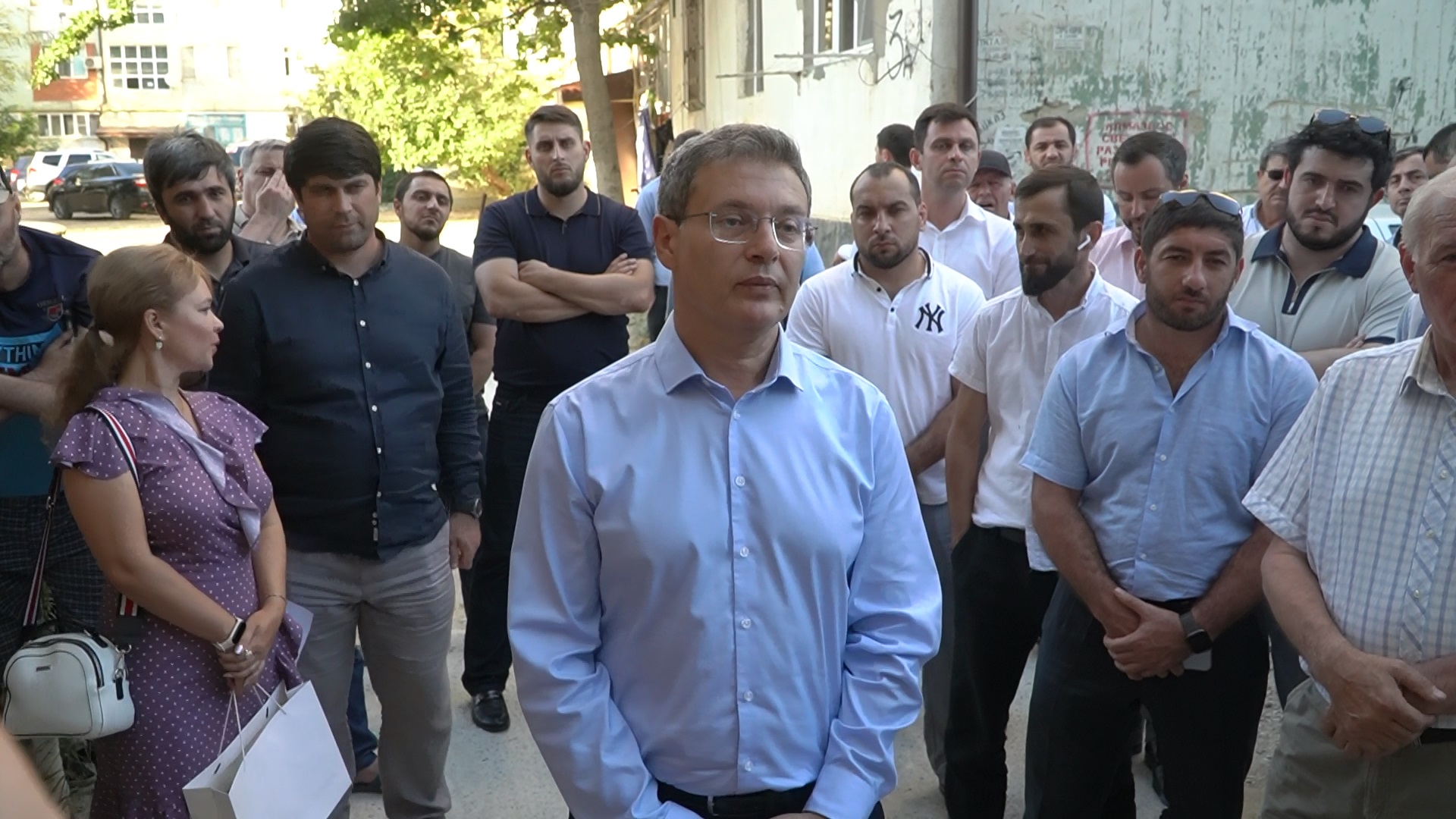 По поручению Сергея Меликова правительственная делегация встретилась с жителями аварийного общежития в Каспийске