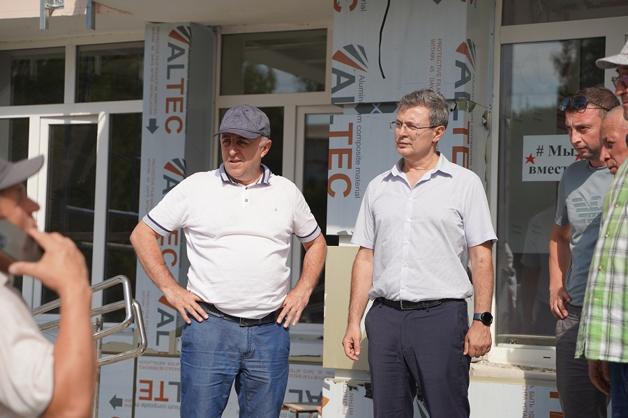 Манвел Мажонц проверил состояние роддома в Кизилюрте, восстанавливаемого после пожара