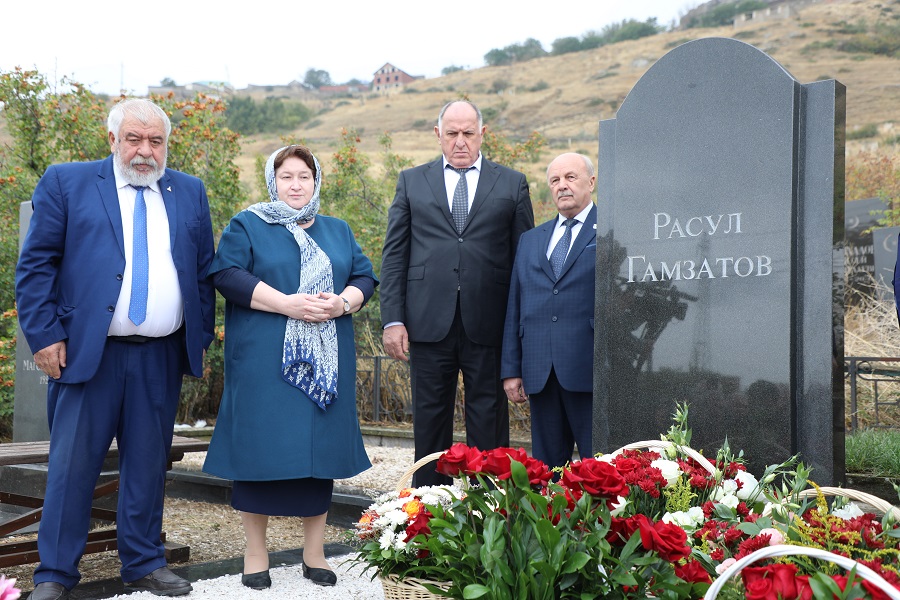 Абдулмуслим Абдулмуслимов возложил цветы к могиле Расула Гамзатова