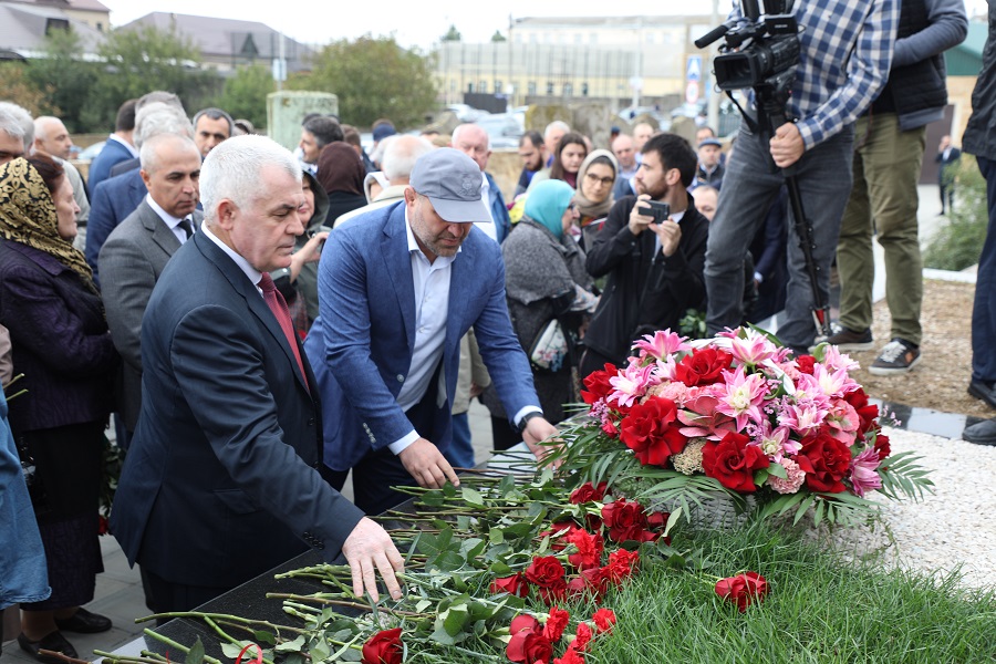 Абдулмуслим Абдулмуслимов возложил цветы к могиле Расула Гамзатова