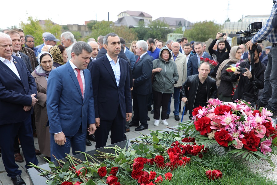 Абдулмуслим Абдулмуслимов возложил цветы к могиле Расула Гамзатова
