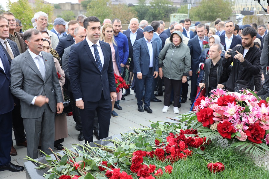 Абдулмуслим Абдулмуслимов возложил цветы к могиле Расула Гамзатова