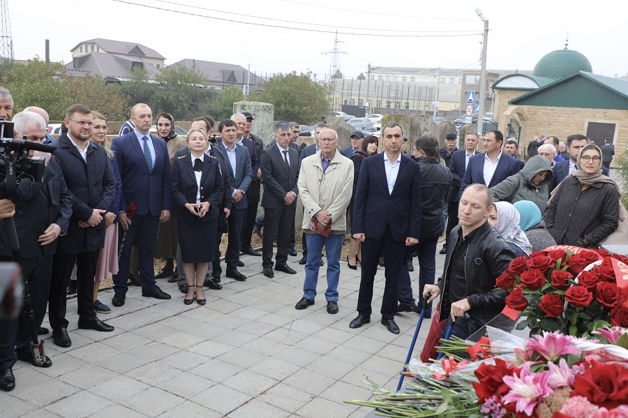 Абдулмуслим Абдулмуслимов возложил цветы к могиле Расула Гамзатова