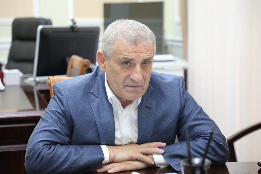 Правительство Дагестана проведет реконструкцию всех автомобильных переездов на железнодорожных путях до конца 2024 года