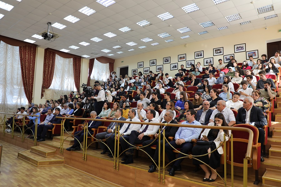 Премьер-министр Дагестана провел лекцию для студентов ДГУ в рамках акции «Поделись своим знанием»
