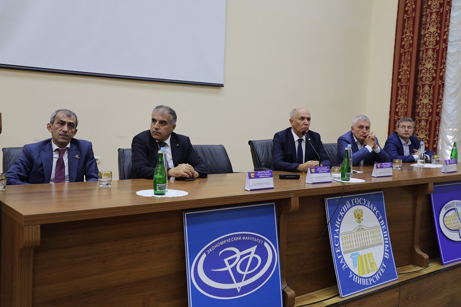 Премьер-министр Дагестана провел лекцию для студентов ДГУ в рамках акции «Поделись своим знанием»