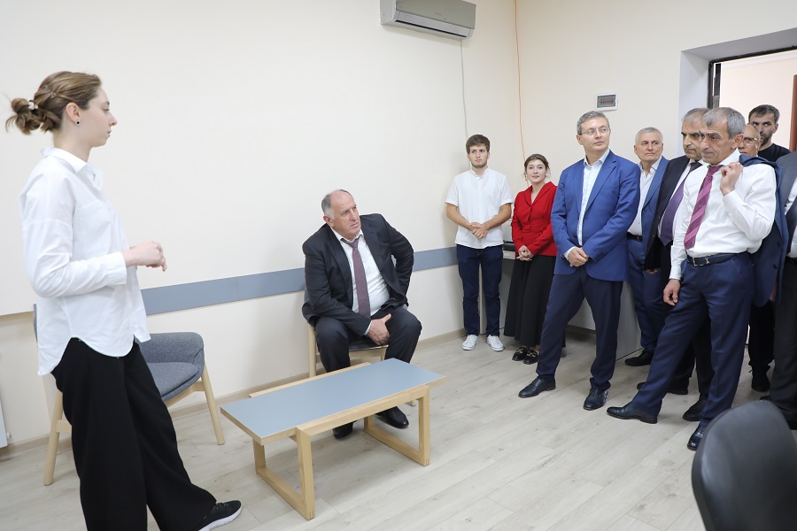 Премьер-министр Дагестана провел лекцию для студентов ДГУ в рамках акции «Поделись своим знанием»