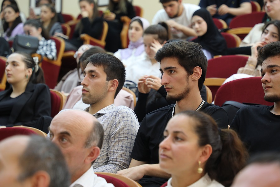 Премьер-министр Дагестана провел лекцию для студентов ДГУ в рамках акции «Поделись своим знанием»