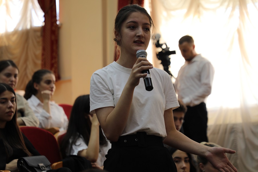 Премьер-министр Дагестана провел лекцию для студентов ДГУ в рамках акции «Поделись своим знанием»