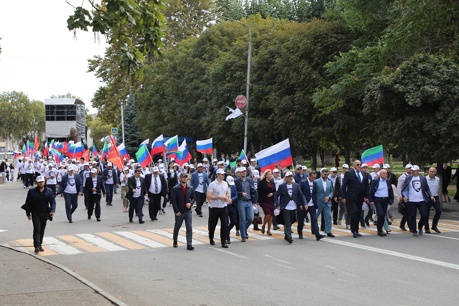 Более 200 молодых активистов приняли участие в акции в поддержку специальной военной операции «Поддержим наших» в Махачкале