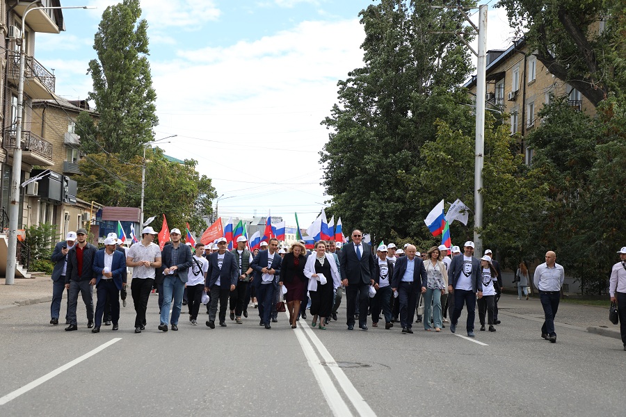 Более 200 молодых активистов приняли участие в акции в поддержку специальной военной операции «Поддержим наших» в Махачкале