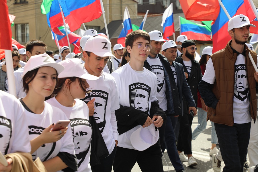 Более 200 молодых активистов приняли участие в акции в поддержку специальной военной операции «Поддержим наших» в Махачкале