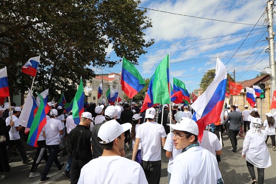 Более 200 молодых активистов приняли участие в акции в поддержку специальной военной операции «Поддержим наших» в Махачкале