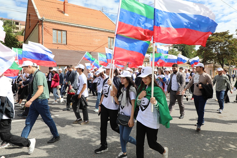 Более 200 молодых активистов приняли участие в акции в поддержку специальной военной операции «Поддержим наших» в Махачкале