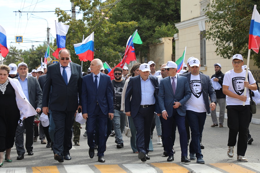 Более 200 молодых активистов приняли участие в акции в поддержку специальной военной операции «Поддержим наших» в Махачкале