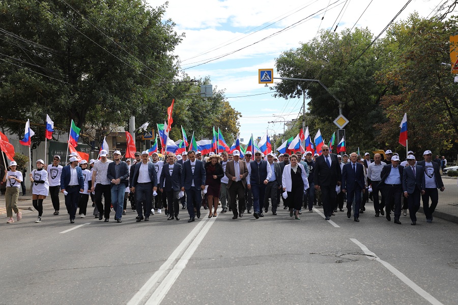 Более 200 молодых активистов приняли участие в акции в поддержку специальной военной операции «Поддержим наших» в Махачкале