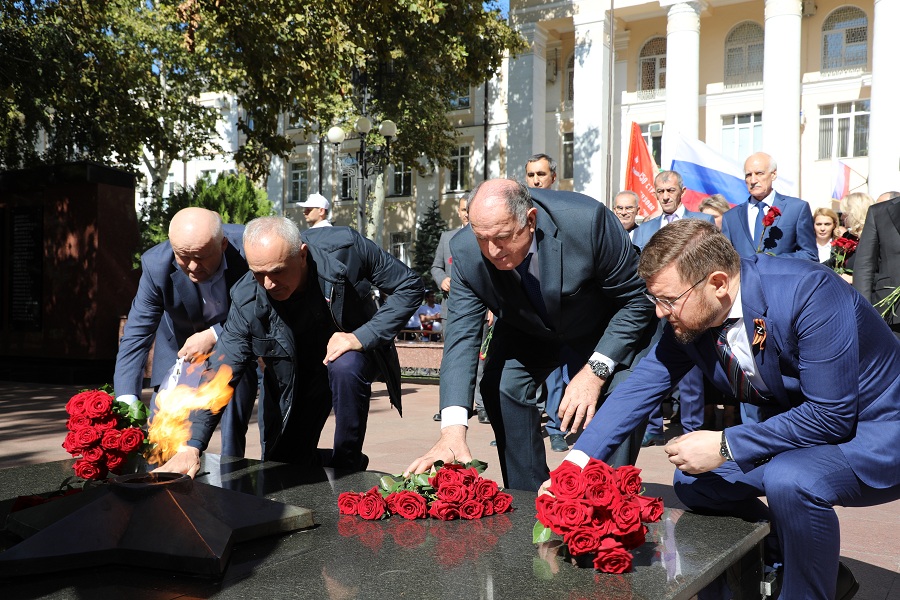 Абдулмуслим Абдулмуслимов возложил цветы к памятнику Неизвестному солдату и к Мемориалу Славы погибших сотрудников МВД