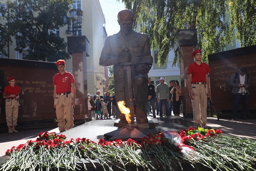 Абдулмуслим Абдулмуслимов возложил цветы к памятнику Неизвестному солдату и к Мемориалу Славы погибших сотрудников МВД