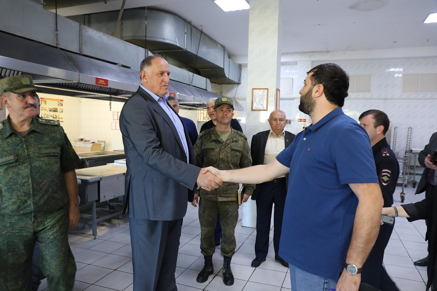 Абдулмуслим Абдулмуслимов посетил пункт сбора мобилизованных в Буйнакске