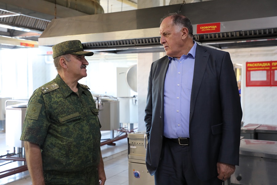 Абдулмуслим Абдулмуслимов посетил пункт сбора мобилизованных в Буйнакске