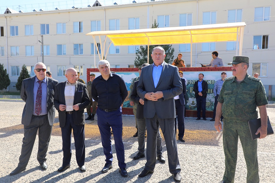 Абдулмуслим Абдулмуслимов посетил пункт сбора мобилизованных в Буйнакске