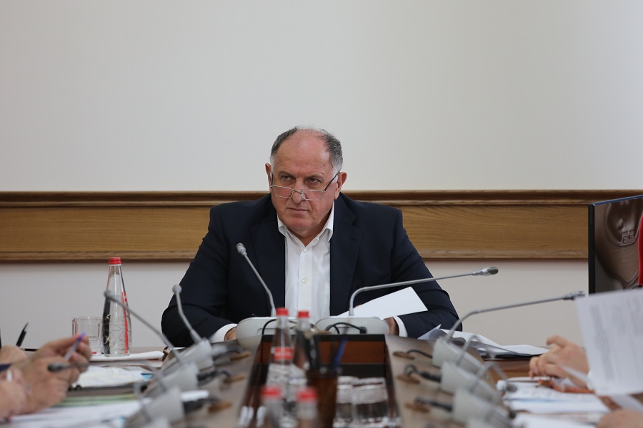 Абдулмуслим Абдулмуслимов поручил разработать поэтапную программу перехода с системы аутсорсинга при организации лечебного питания в больницах