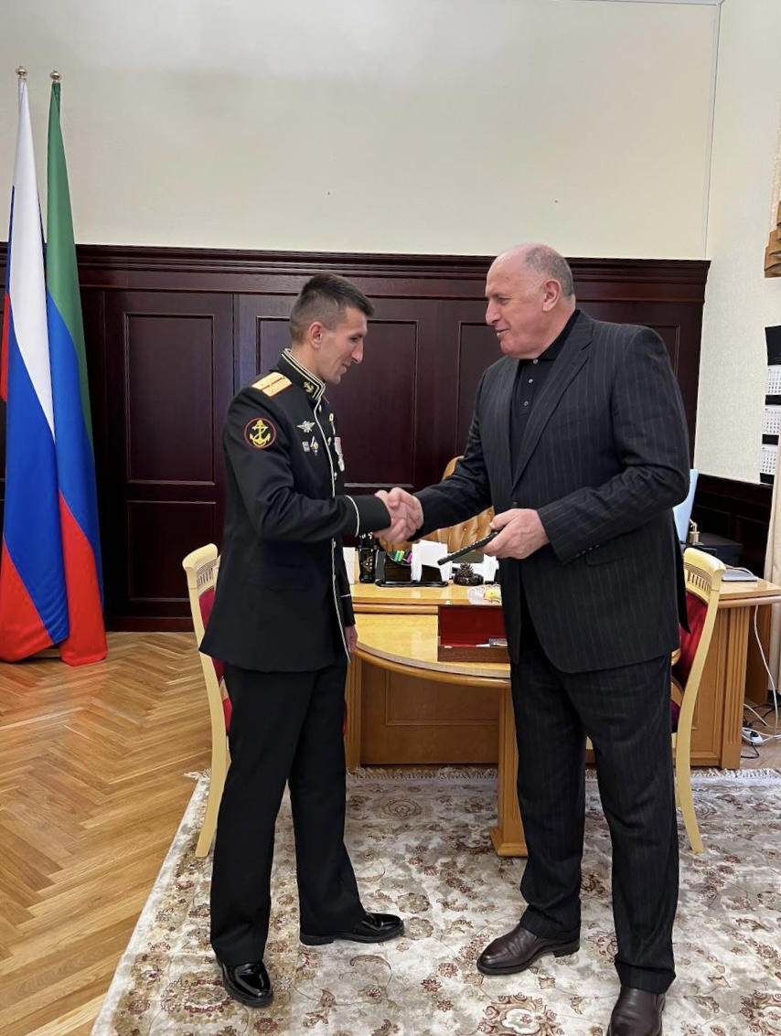 Абдулмуслим Абдулмуслимов встретился с Героем РФ Русланом Курбановым