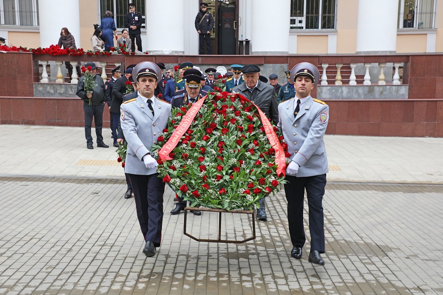 Абдулмуслим Абдулмуслимов почтил память сотрудников правоохранительных органов, погибших при выполнении служебного долга