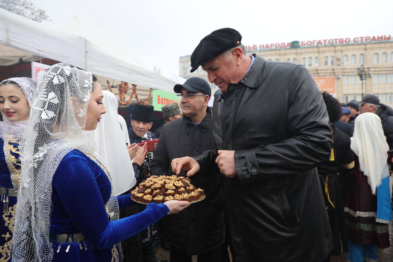 Масштабную сельхозярмарку провели в центре Махачкалы