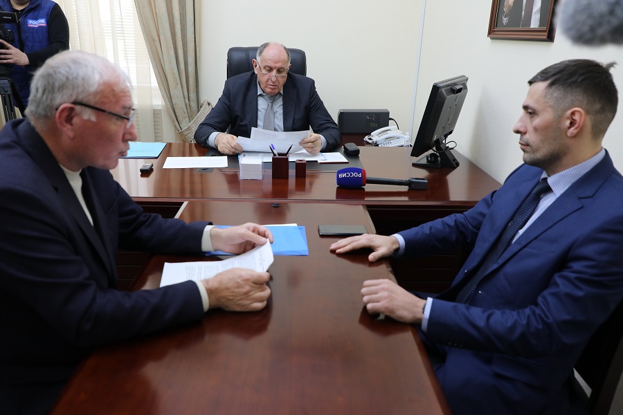 Абдулмуслим Абдулмуслимов рассмотрел обращения граждан в приемной Путина в Махачкале