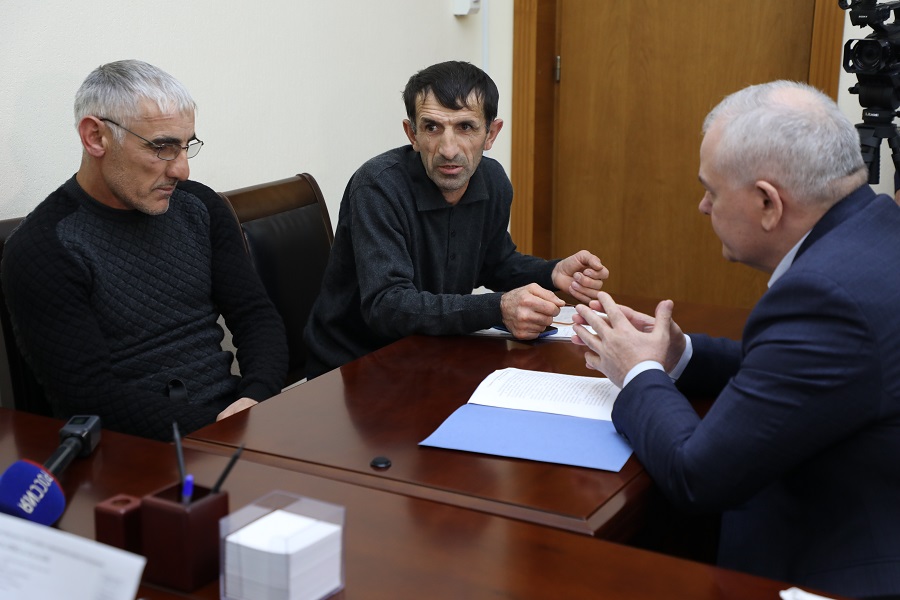 Абдулмуслим Абдулмуслимов рассмотрел обращения граждан в приемной Путина в Махачкале