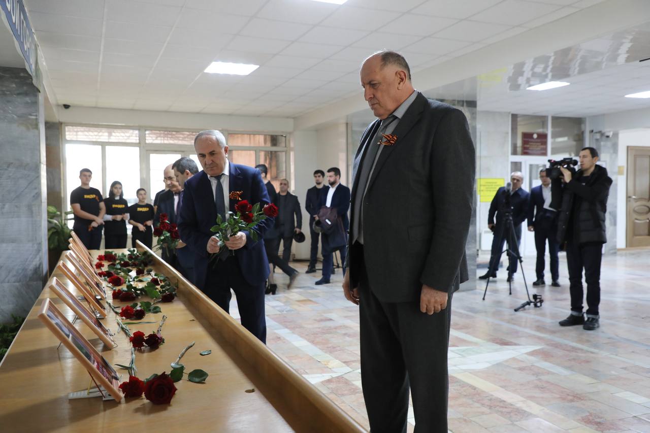 Абдулмуслим Абдулмуслимов принял участие в мероприятиях ко Дню героев Отечества