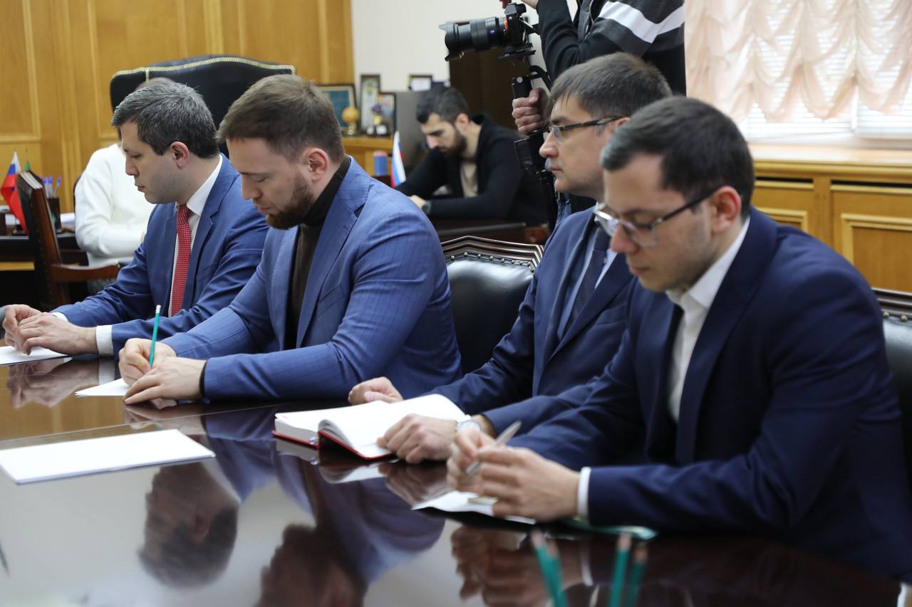 Абдулмуслим Абдулмуслимов поручил выработать новые меры поддержки легкой промышленности