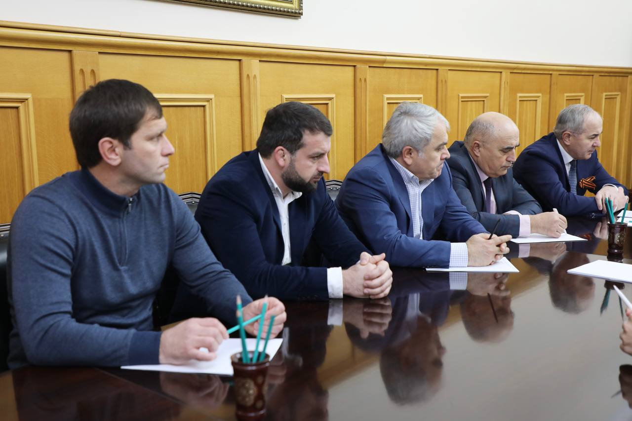 Абдулмуслим Абдулмуслимов поручил выработать новые меры поддержки легкой промышленности