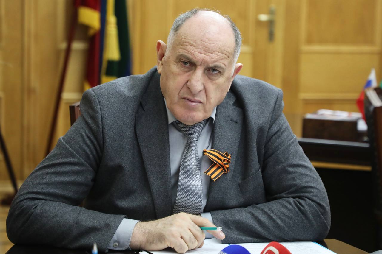 Абдулмуслим Абдулмуслимов поручил выработать новые меры поддержки легкой промышленности