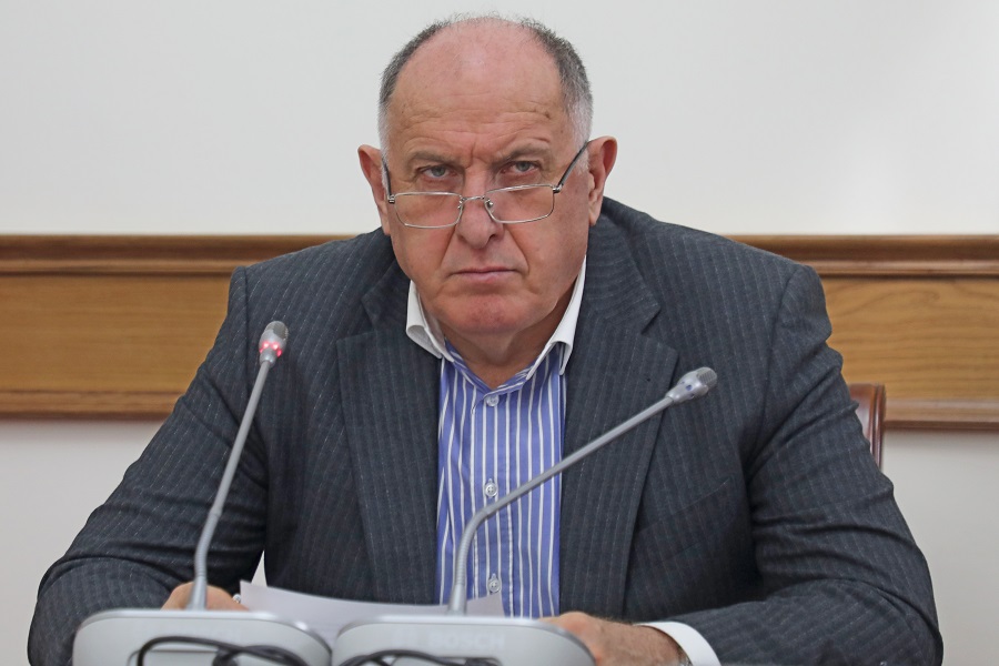 Абдулмуслим Абдулмуслимов поручил усилить контроль за качеством горячего питания школьников