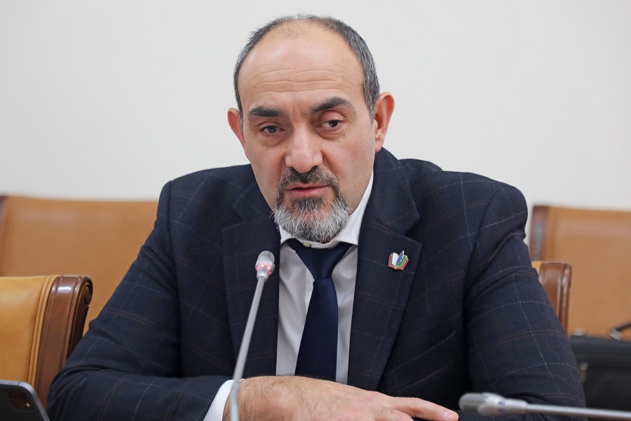 Абдулмуслим Абдулмуслимов поручил усилить контроль за качеством горячего питания школьников