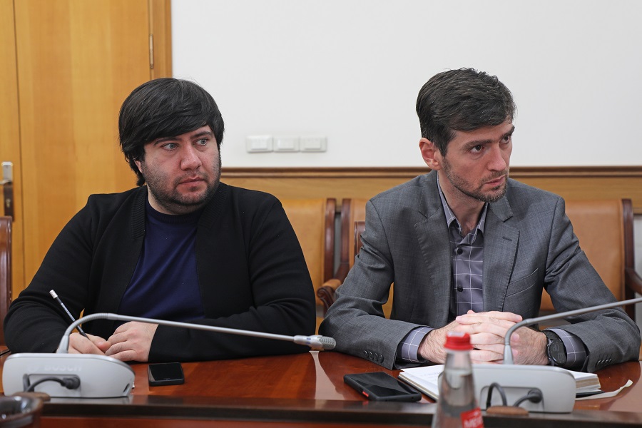 Абдулмуслим Абдулмуслимов поручил усилить контроль за качеством горячего питания школьников