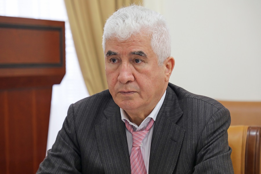 Абдулмуслим Абдулмуслимов поручил усилить контроль за качеством горячего питания школьников