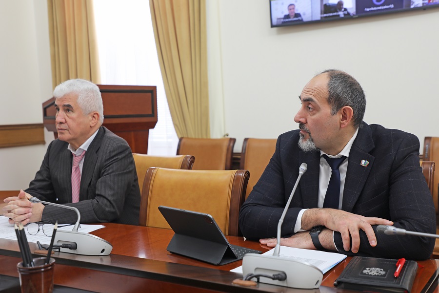 Абдулмуслим Абдулмуслимов поручил усилить контроль за качеством горячего питания школьников