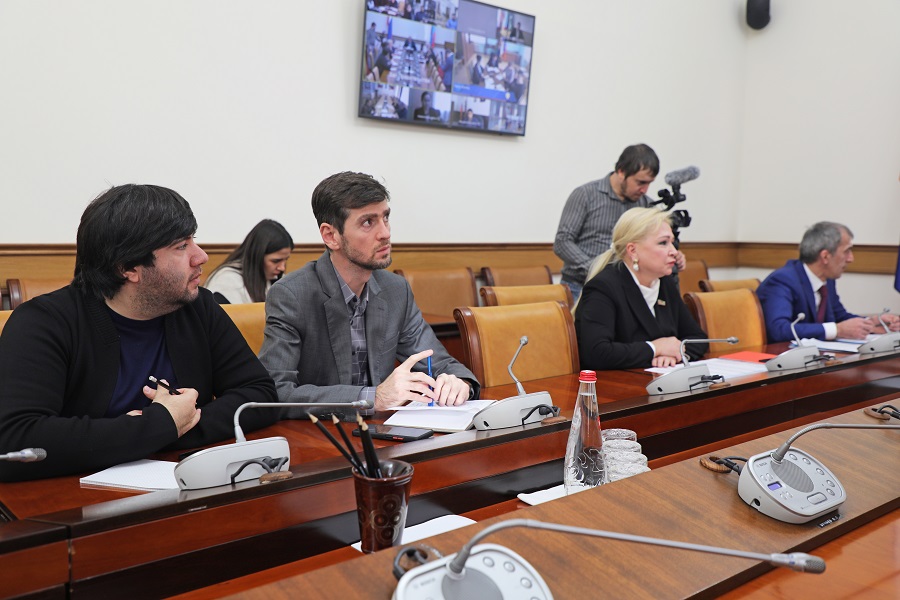 Абдулмуслим Абдулмуслимов поручил усилить контроль за качеством горячего питания школьников