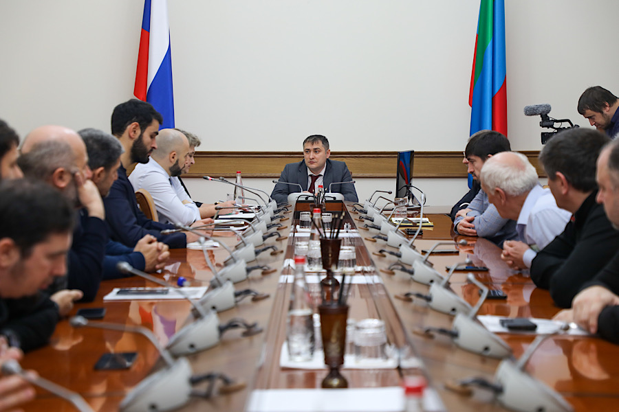 Мурад Казиев подверг критике работу подрядных организаций, занимающихся строительством ФАПов