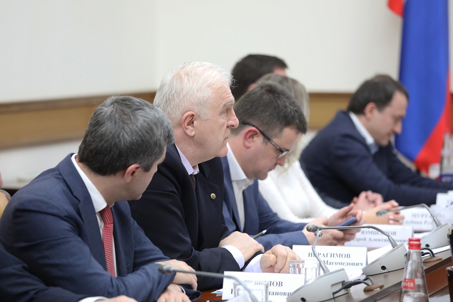 Сергей Назаров положительно оценил ход строительства социальных объектов в Новолакском районе и Дербенте