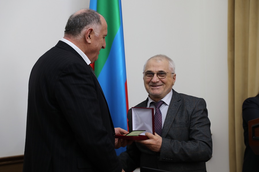 Абдулмуслим Абдулмуслимов вручил дагестанцам государственные награды