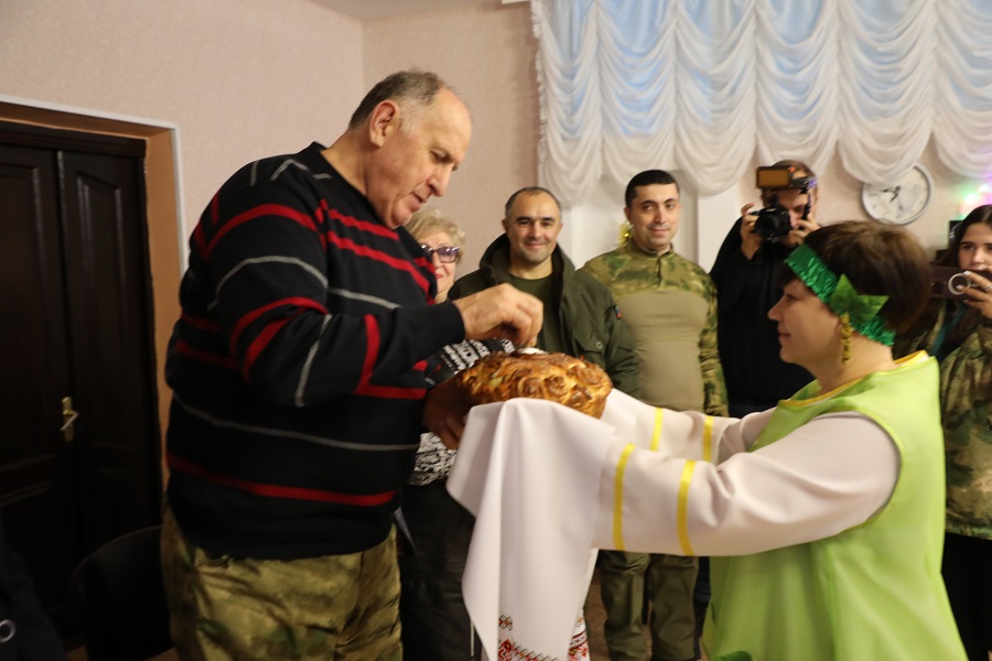 1000 новогодних подарков из Дагестана получили дети Луганска