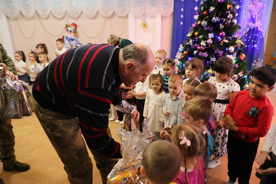 1000 новогодних подарков из Дагестана получили дети Луганска