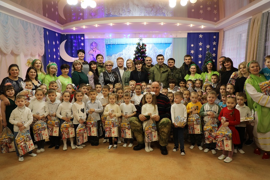 1000 новогодних подарков из Дагестана получили дети Луганска