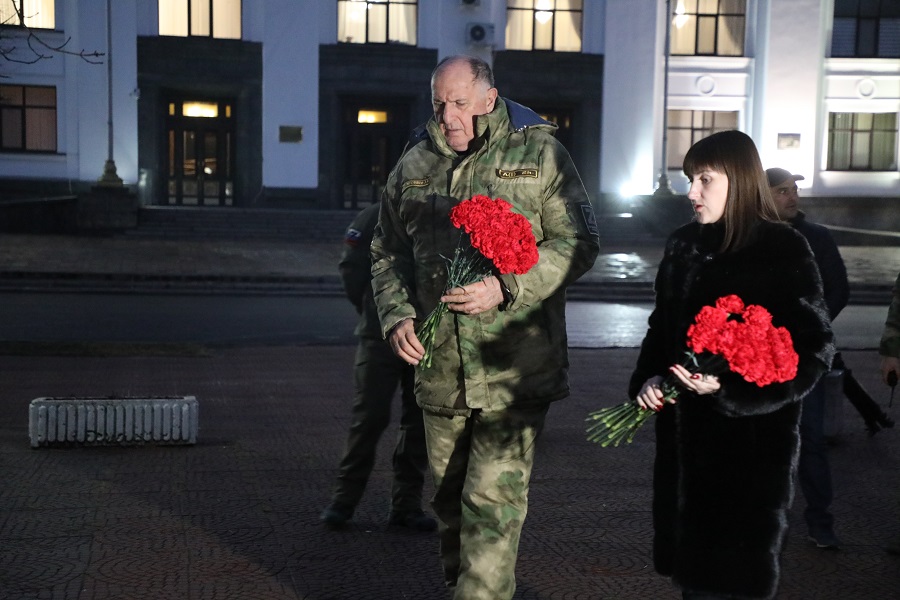 Абдулмуслим Абдулмуслимов почтил память жертв авиаудара в Луганске