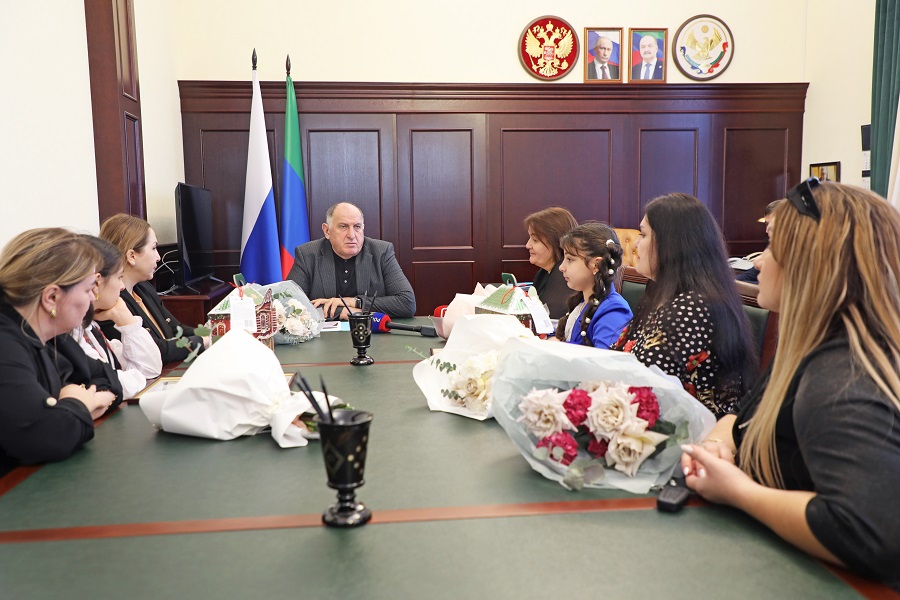 Абдулмуслим Абдулмуслимов передал подарки от бойцов с передовой авторам «Писем солдату»