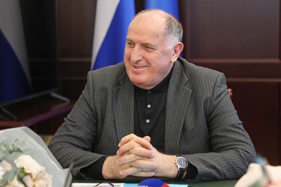 Абдулмуслим Абдулмуслимов передал подарки от бойцов с передовой авторам «Писем солдату»